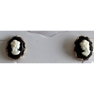 Vintage Dainty cameo stud earrings white - black background gold accents